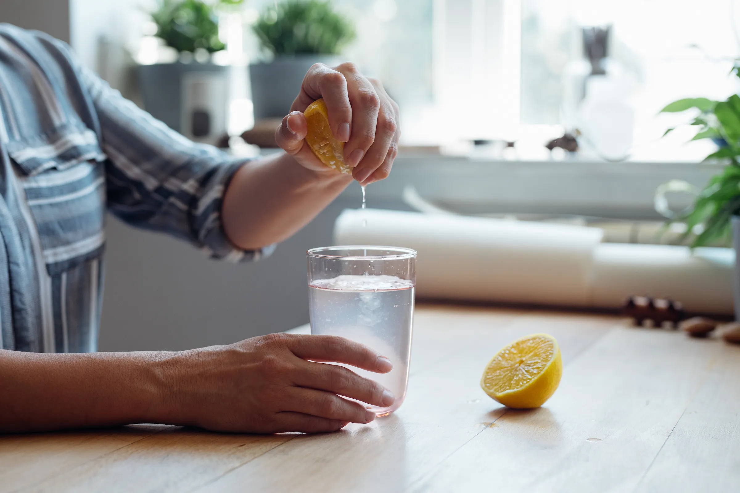 Agua con Limón en Ayunas para una Pérdida de Peso